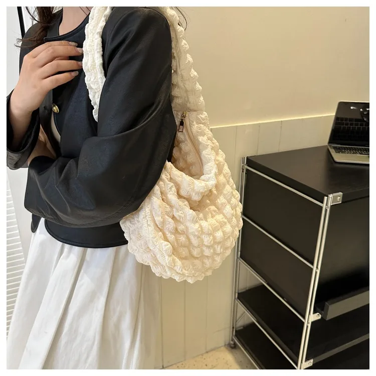 Bolsa de ombro xadrez bordada com design enrugado, bolsa nas axilas, simples, grande capacidade, sacola acolchoada para mulheres