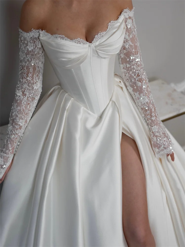 Abito da sposa a trapezio in raso con maniche lunghe con spalle scoperte personalizzato Abito da sposa elegante con spacco laterale lungo fino al pavimento con lacci sul retro per la sposa