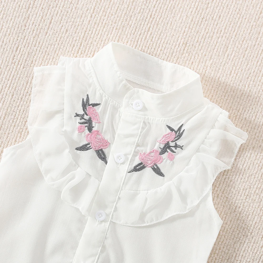 Set di pantaloncini a maniche corte a maniche corte con camicia bianca fresca e alla moda da ragazza estiva sottile dolce e carina