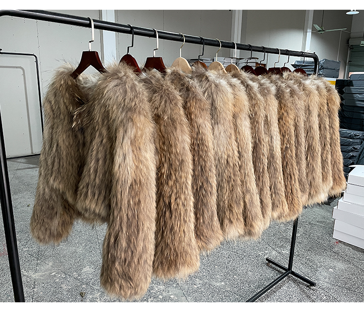 女性のための本物の自然なアライグマの毛皮のコート,厚くてニットのジャケット,暖かいアウターウェア,豪華な女性のコート,新しいファッション,冬,2022