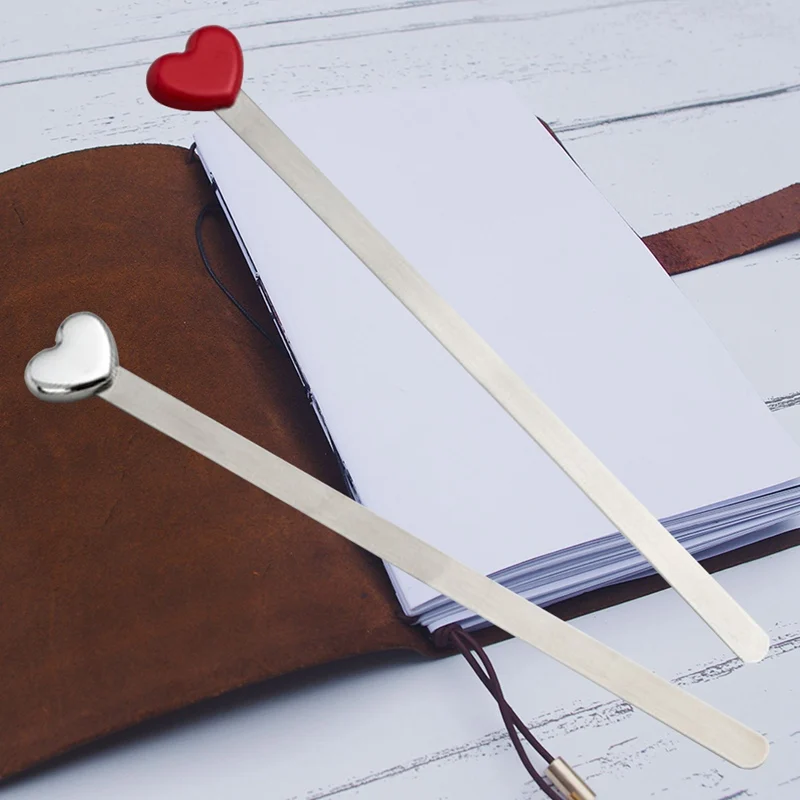 Segnalibri in metallo con cuore d'amore in nastro rosso dal design semplice e alla moda. Bellissimo regalo segnalibro creativo di alta qualità