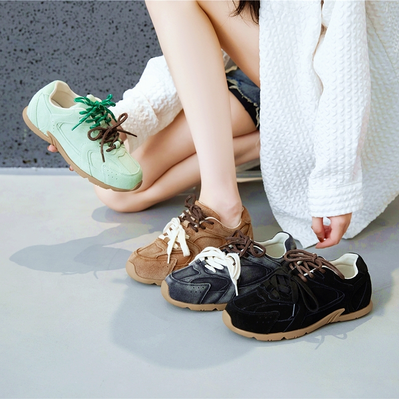 AIYUQI ผู้หญิงรองเท้าผ้าใบใหม่ของแท้หนัง Retro เยอรมันการฝึกอบรมรองเท้าผู้หญิงฤดูหนาวกํามะหยี่ขนสัตว์แบนรองเท้าสบายๆผู้หญิง