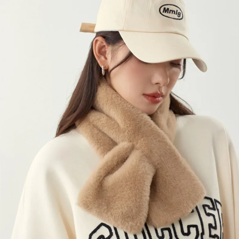 Bufanda cruzada de felpa para mujer, bufandas suaves gruesas de piel de conejo sintética, Color sólido, resistente al frío, cuello más cálido para otoño e invierno