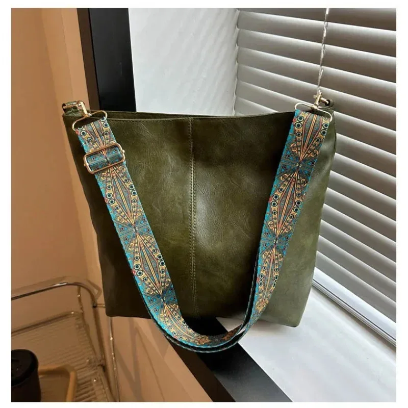 Nieuwe retro en modieuze PU-schoudertas voor dames, crossbodytas met grote capaciteit, casual en eenvoudige emmertas voor woon-werkverkeer