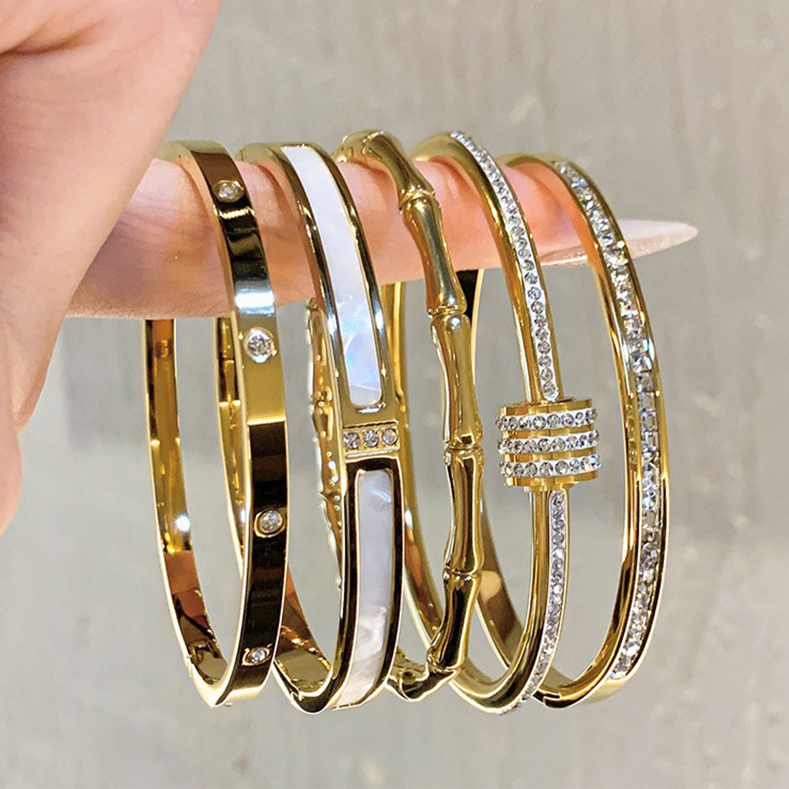 1 pulsera dorada de acero de titanio, estilo clásico de moda, pulsera de acero inoxidable, con incrustaciones de circón, para uso diario de mujer