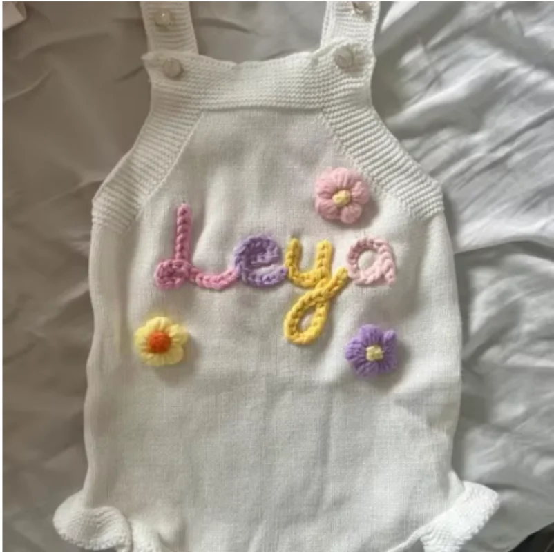 Lindo mameluco bordado a mano, mameluco con nombre de bebé, traje de primer cumpleaños, mameluco de punto personalizado con nombre, regalo para niña