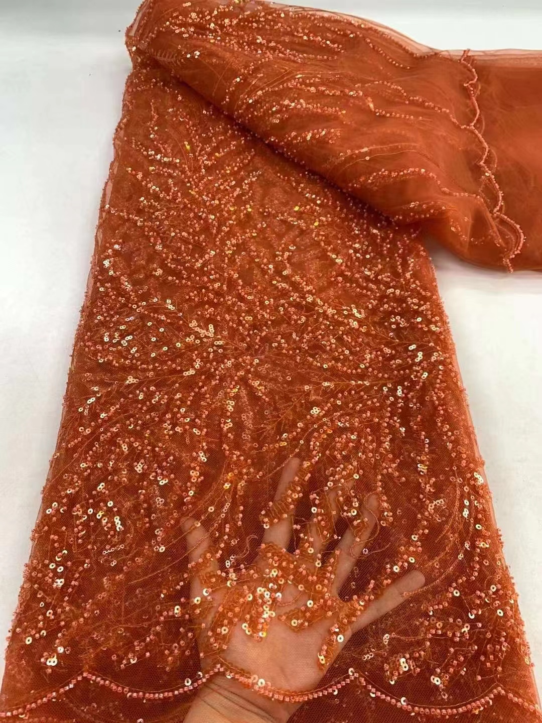 女性のための真珠とスパンコールの白いチュールレース生地,フランスのスパンコール生地,クリスマスパーティーのための刺fabric,豪華なファッション,2024