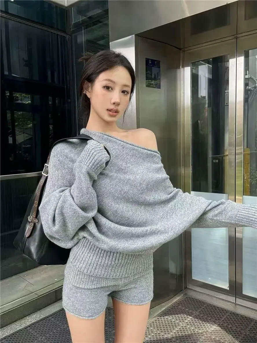 Korejpaa-Conjunto de suéter corto elegante para mujer, suéteres tejidos con hombros inclinados, pantalones cortos de cintura alta, conjunto de dos piezas, Otoño Invierno