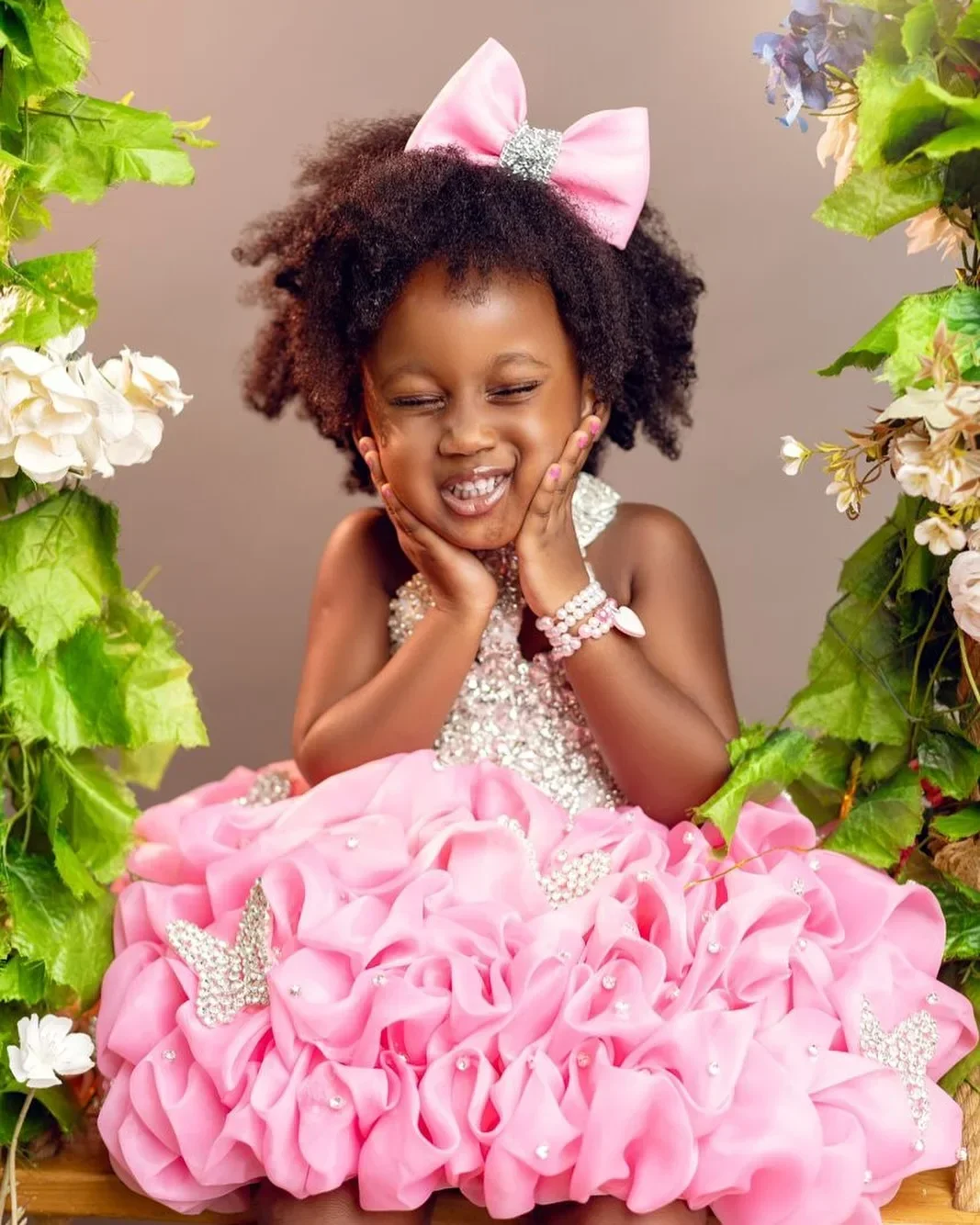 แขนกุดชุดสาวดอกไม้สําหรับงานแต่งงานคริสตัลไข่มุก Ruffles เจ้าหญิงเด็กวันเกิด Party First Holy Communion Gown