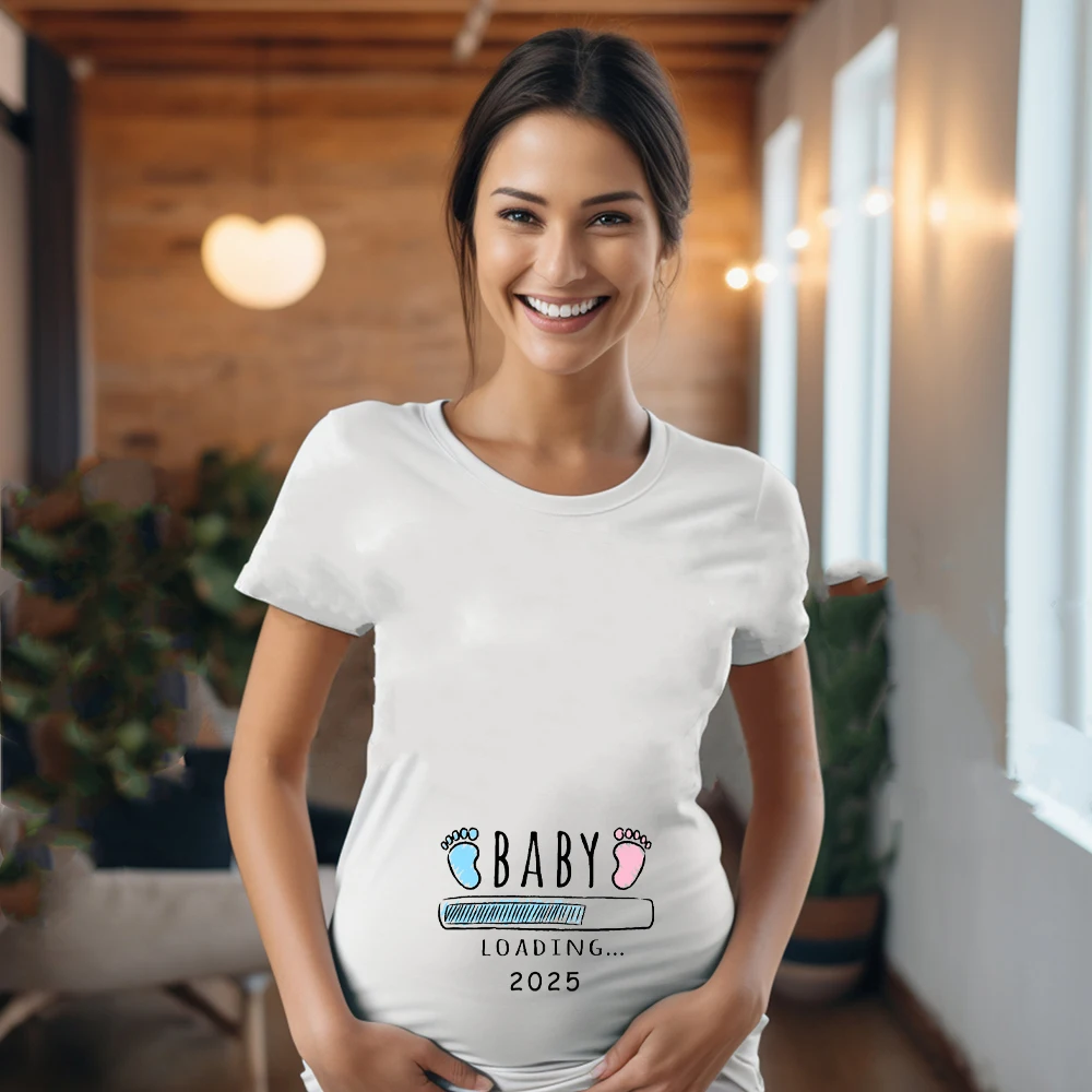 Camiseta con estampado de bebé cargado para mujer, ropa de embarazo de gran tamaño, anuncio de embarazo, verano, 2025