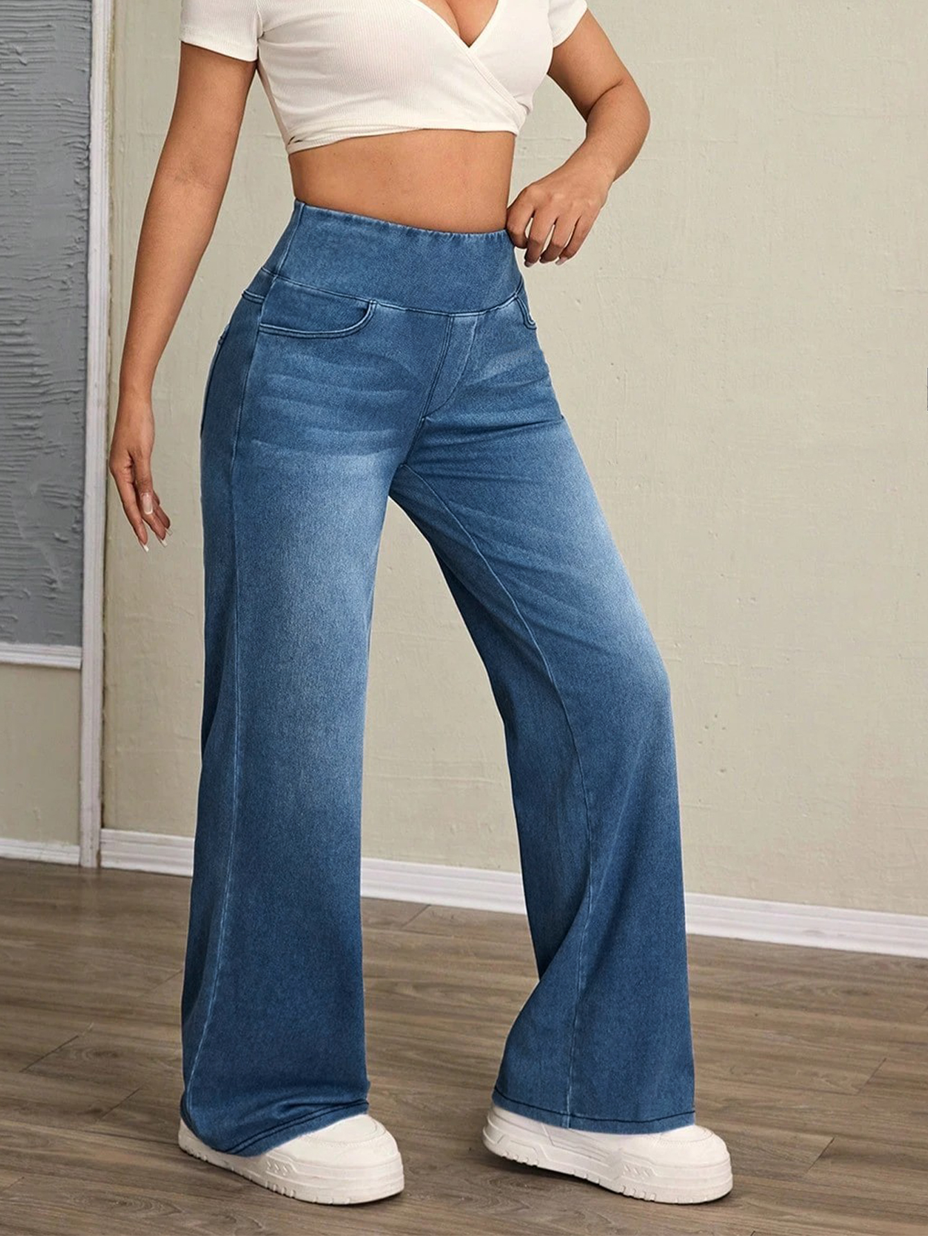 Damskie jeansy z szerokimi nogawkami i wysokim stanem, modelujące brzuch, o dopasowanym kroju, wykonane z elastycznego denimu, są stylowe do codziennego noszenia.