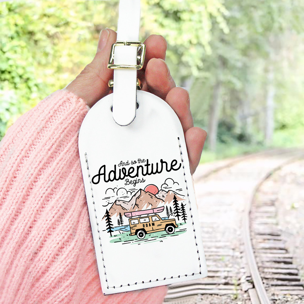 And So The Adventure Begins-etiqueta de equipaje de cuero Pu con estampado, identificador de maleta, etiquetas de embarque de equipaje, accesorios de viaje, regalos