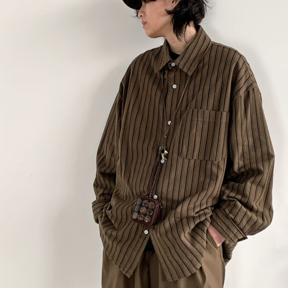 Camisas a rayas marrones Retro japonesas de primavera para hombres y mujeres, camisas holgadas de manga larga con botones y bolsillo, solapas, chaquetas informales para hombres