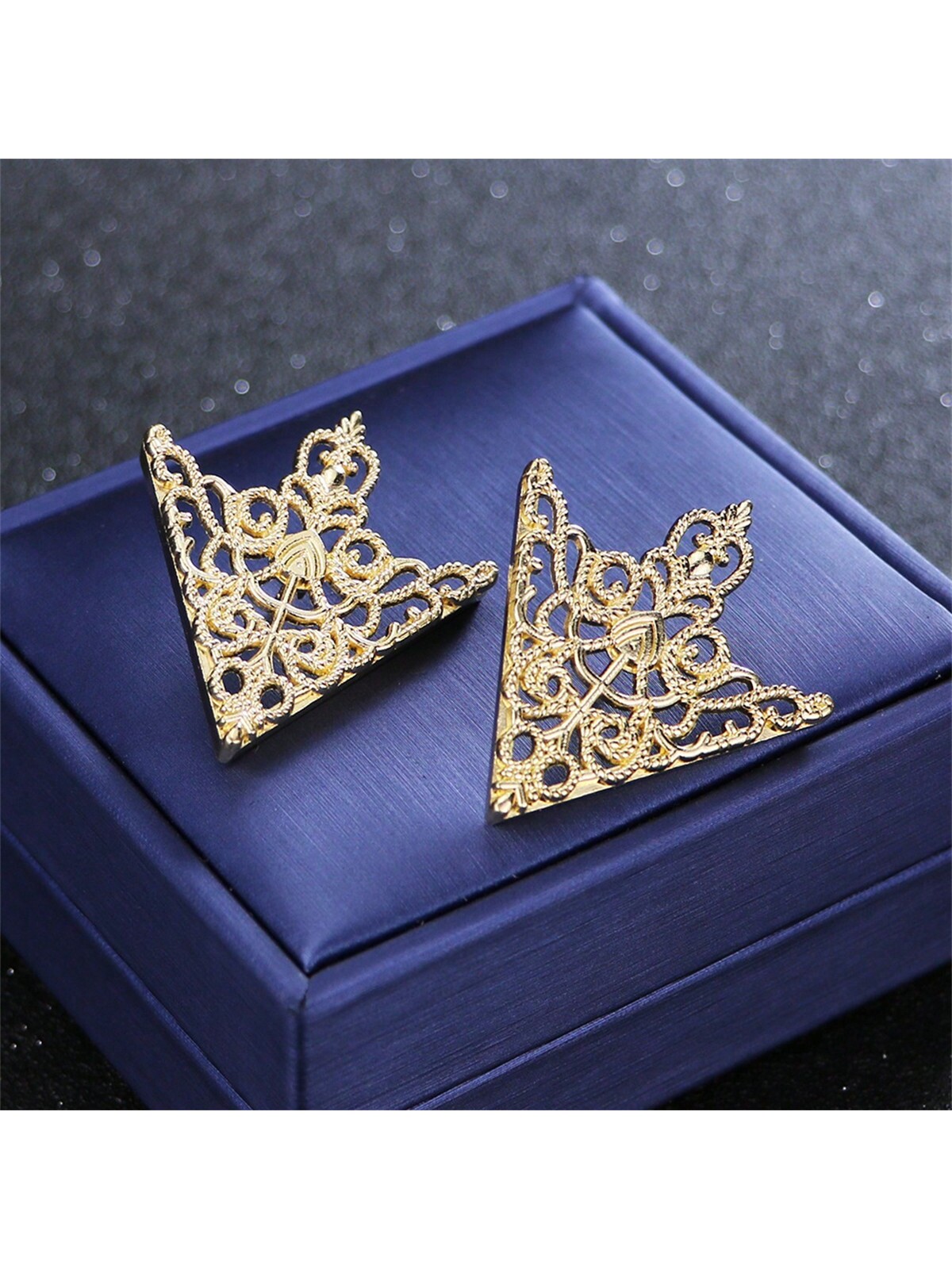 Épingle à motif rétro pour hommes et femmes, couronne creuse, insigne d'angle UR, accessoires triangle, mode européenne et américaine
