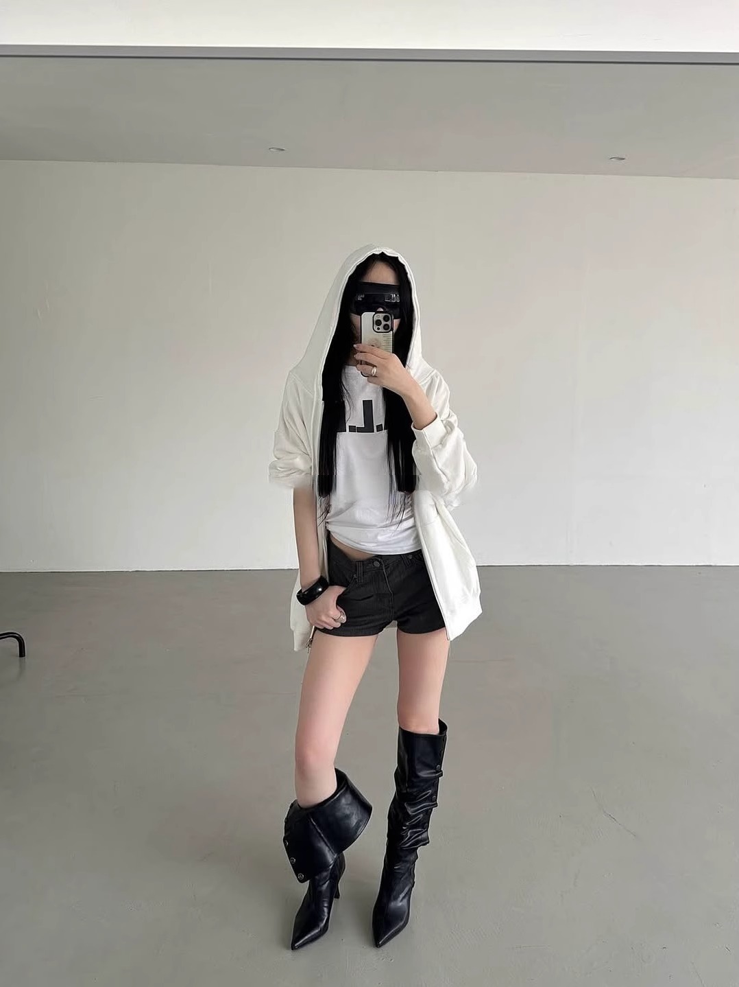 Calça Jeans Super Curta de Cintura Baixa com Design Retrô de Rebites e Efeito Emaecedor, Estilo Casual, Ajuste Padrão, Cor ...