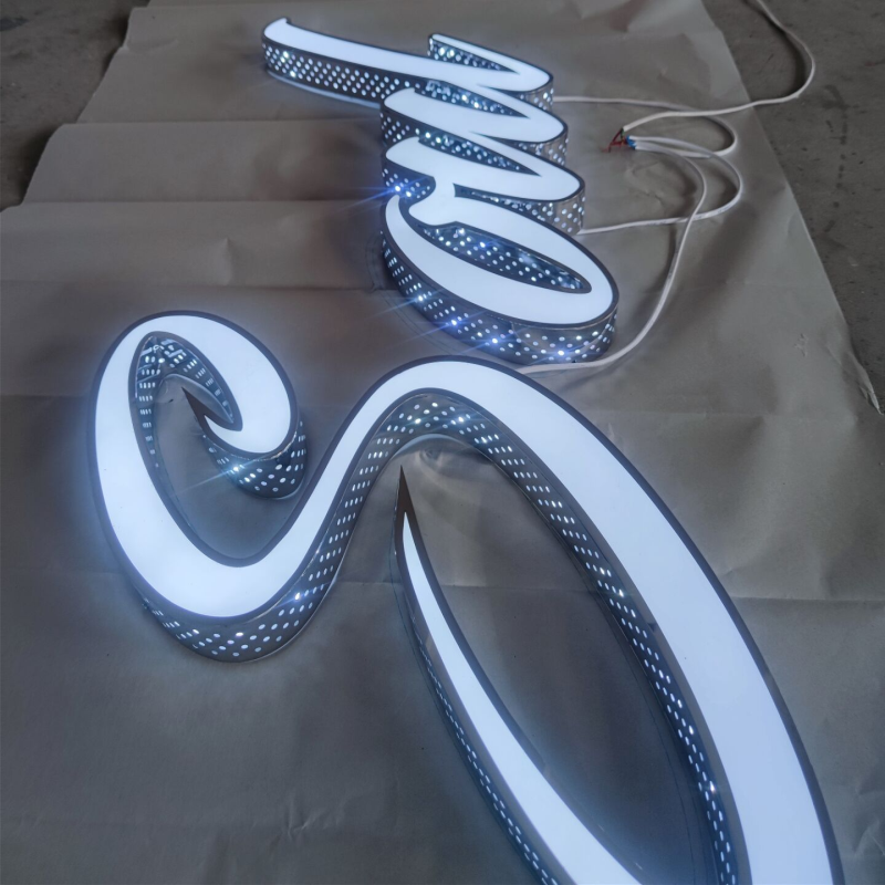 Op maat gemaakte Extrier Gebruik Front-verlichte en zijverlichte LED-kanaallettersborden, geperforeerde winkelborden voor kanaalletters