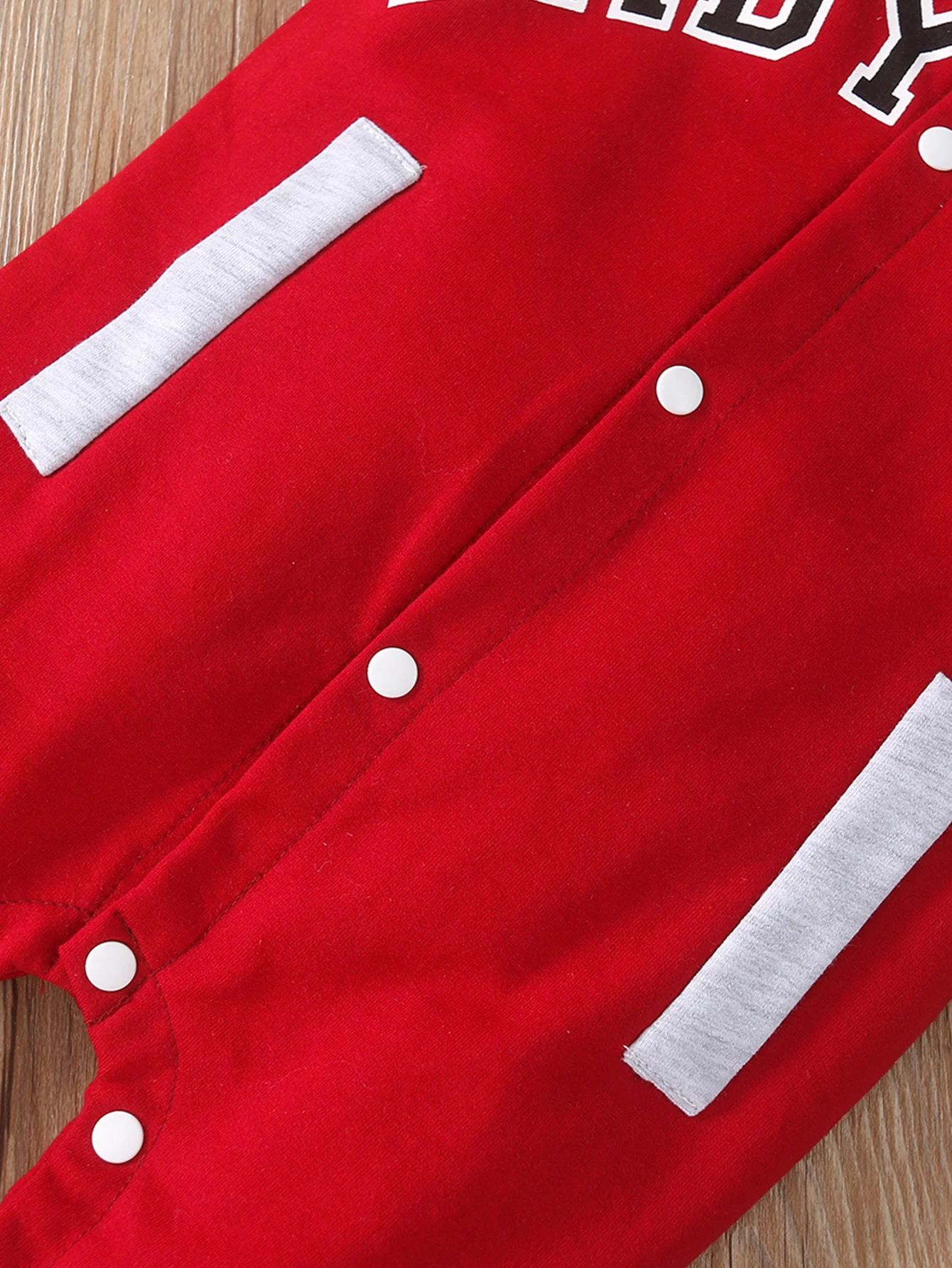 Tuta da neonato carina e personalizzata con collo rotondo a maniche lunghe stampata con lettere alla moda