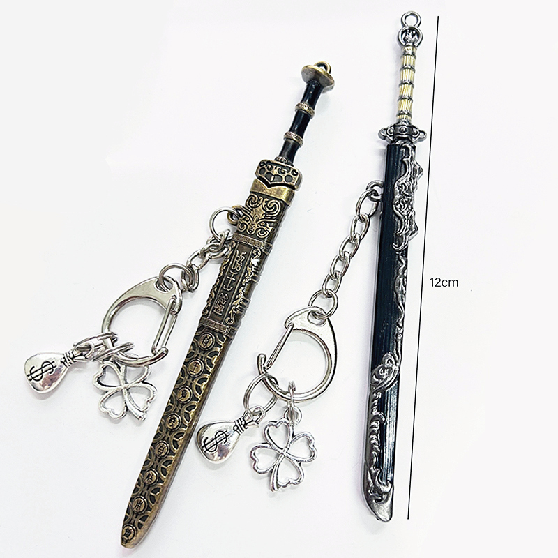 1pc Mini Schwert Form Anhänger Schlüsselbund Waffe Modell Mit Mantel Spielzeug Messer Metall Anime Schlüssel Ring Ornament Geldbörse Charme Zubehör
