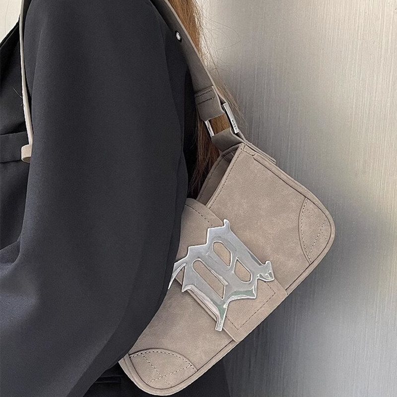 女性のためのカジュアルバッグ高級デザイナーブランドのハンドバッグと財布新しい PU ヌバック板金装飾クロスボディバッグ Smal