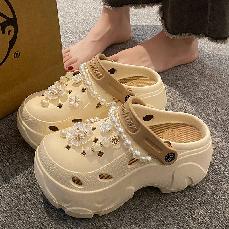 Sandálias de plataforma grossas com corrente de pérola para mulheres 2024 verão sola grossa sandálias de praia mulher flores antiderrapantes tamancos de eva sapatos de jardim