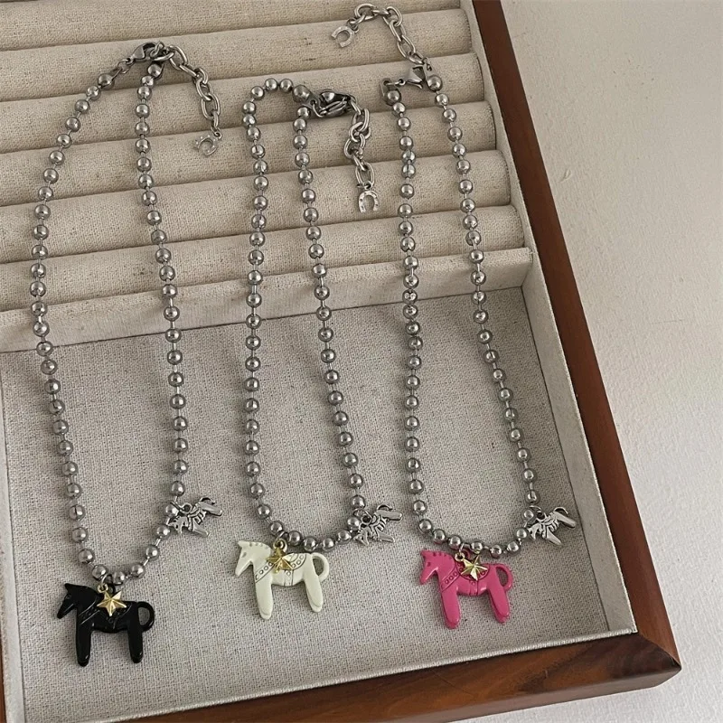 Minar divertido blanco negro rosa rojo Color esmalte Colt caballo colgante collares para mujeres aleación chapada en plata cuentas cadena gargantillas