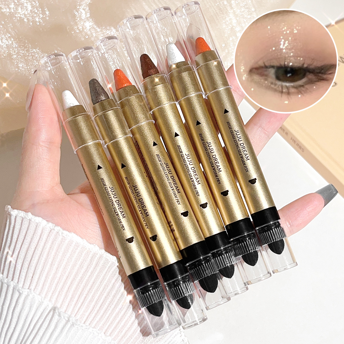 Glowing highlighter eye shadow pencil with pearlescent shimmer and fine glitter for brightening and a dimensional effect