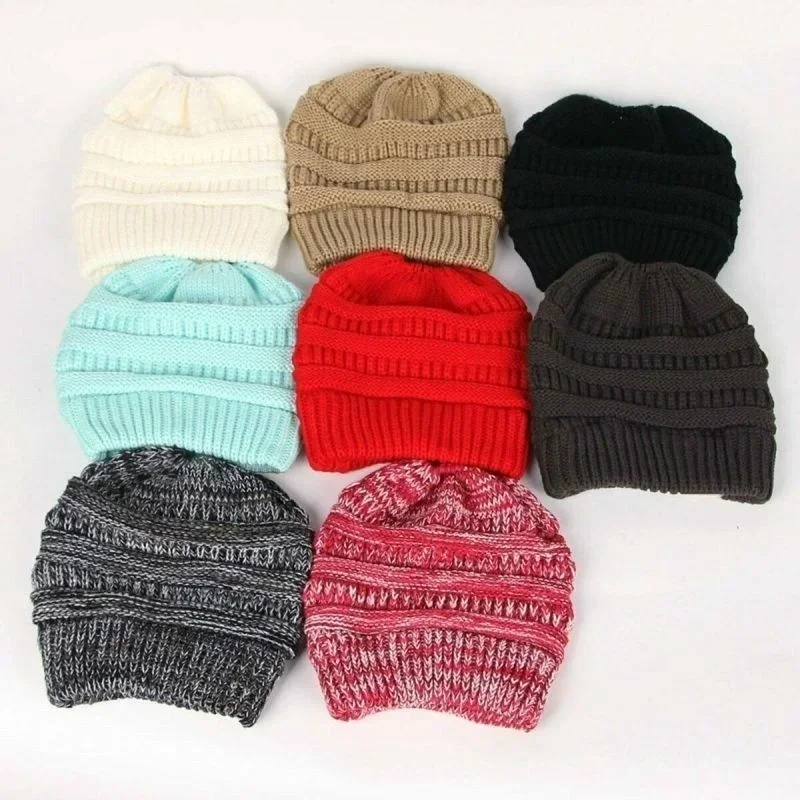 Gorro de punto de ganchillo elástico de invierno para mujer, gorro de cola de caballo con moño desordenado, gorros cálidos con agujeros, gorro de punto de moda de Color sólido, gorros
