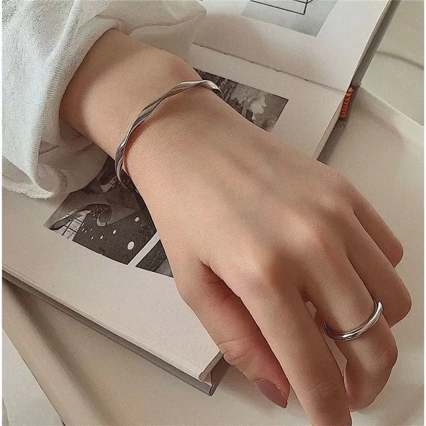 2025 nueva moda creativa diseño único estilo minimalista geométrico doblado forma pulsera ajustable, adecuada para madres se