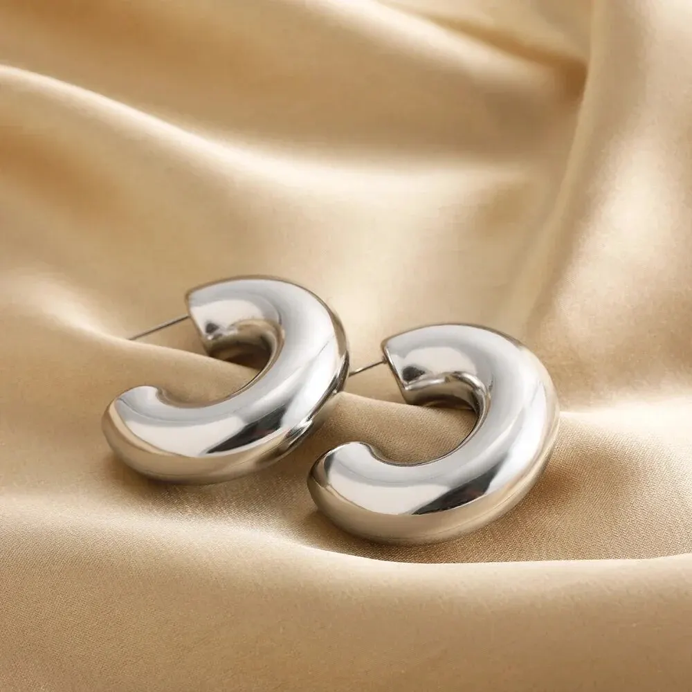 Orecchini a cerchio alla moda con torsioni a cerchio per le donne Temperamento semplice Iperbole Colore oro Orecchio Indossare quotidianamente Gioielli Regali per feste