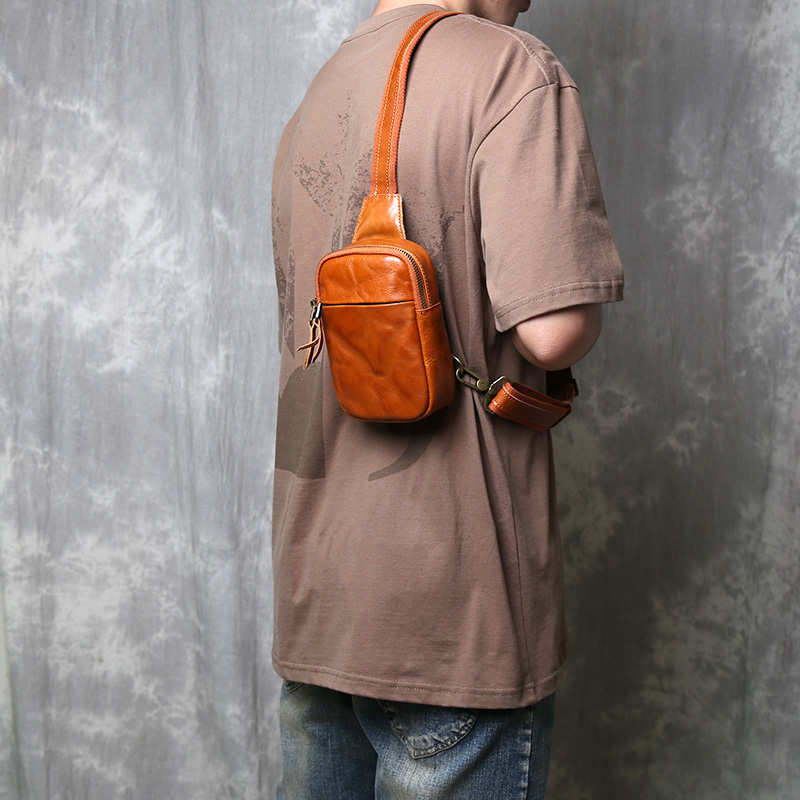 Mochila de couro bronzeado retrô masculina, capa de peito e capa superior artesanal de couro de vaca, personalizada, casual