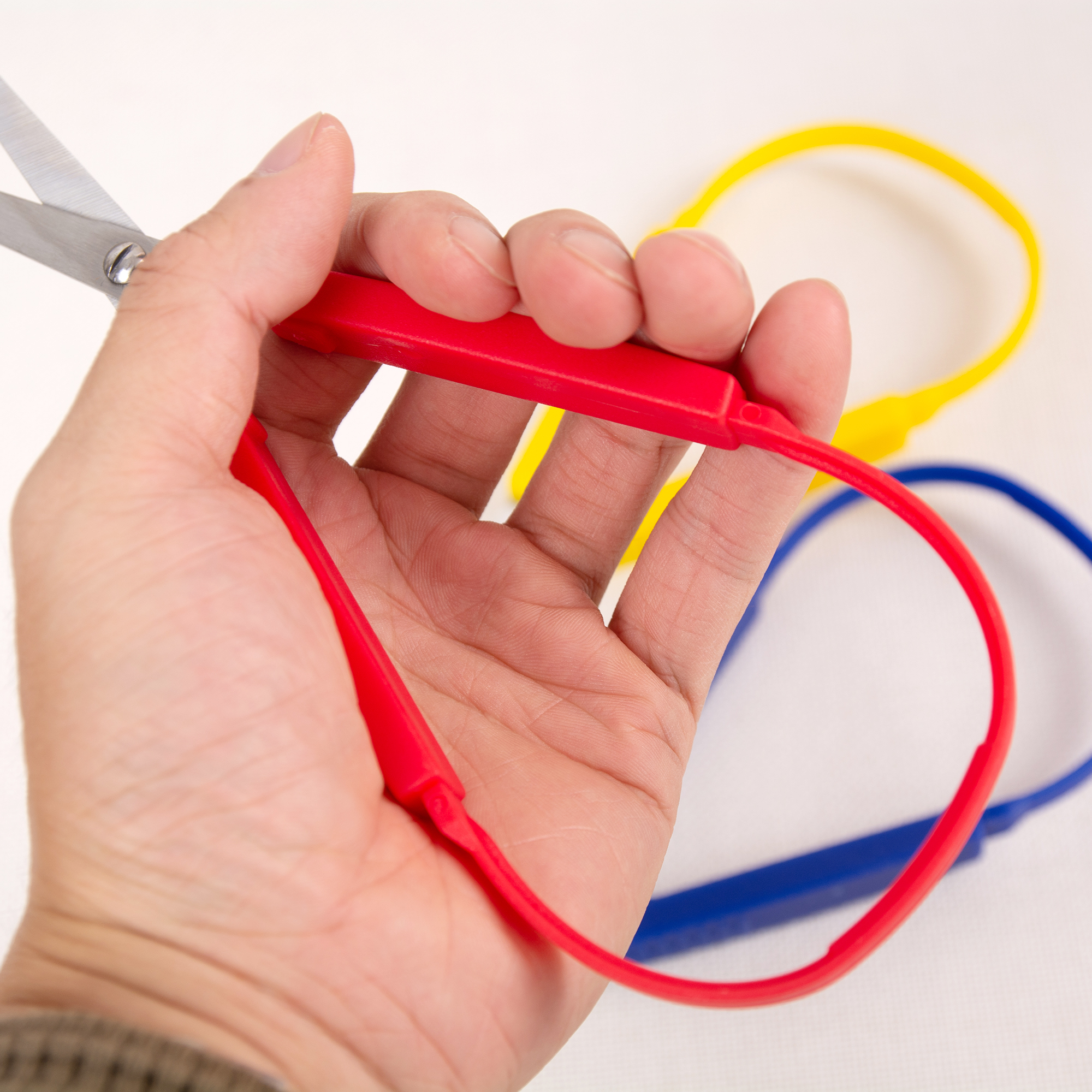 2022ใหม่ Mini ห่วงเหล็กสแตนเลสกรรไกร Adaptive การออกแบบที่มีสีสัน Grip Scissor DIY Art Craft เครื่องมือตัด Tijeras Circulares