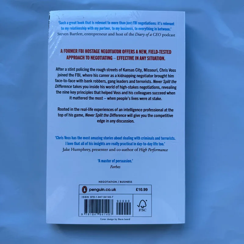 Nunca divide la diferencia de Chris Voss Negociación como si tu vida se depende de ello Libro de bolsillo en inglés