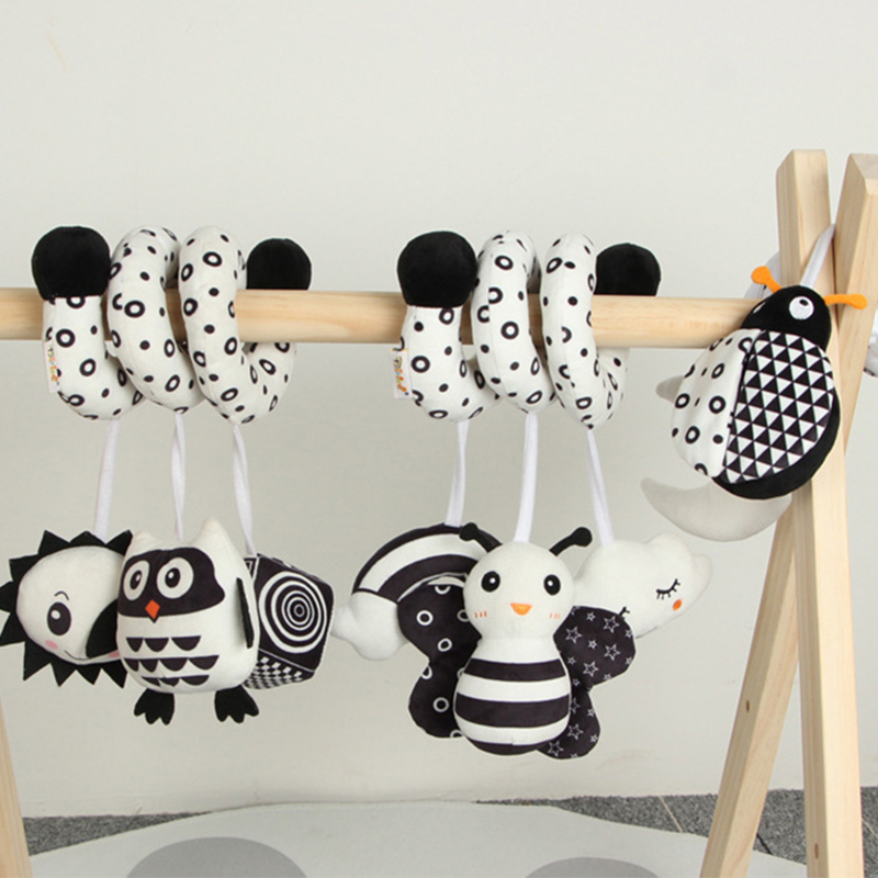 Brinquedos pendurados assento de carro berço móvel infantil bebê espiral cama de pelúcia carrinho barra preto e branco cor brinquedo com chocalhos bb squeaker