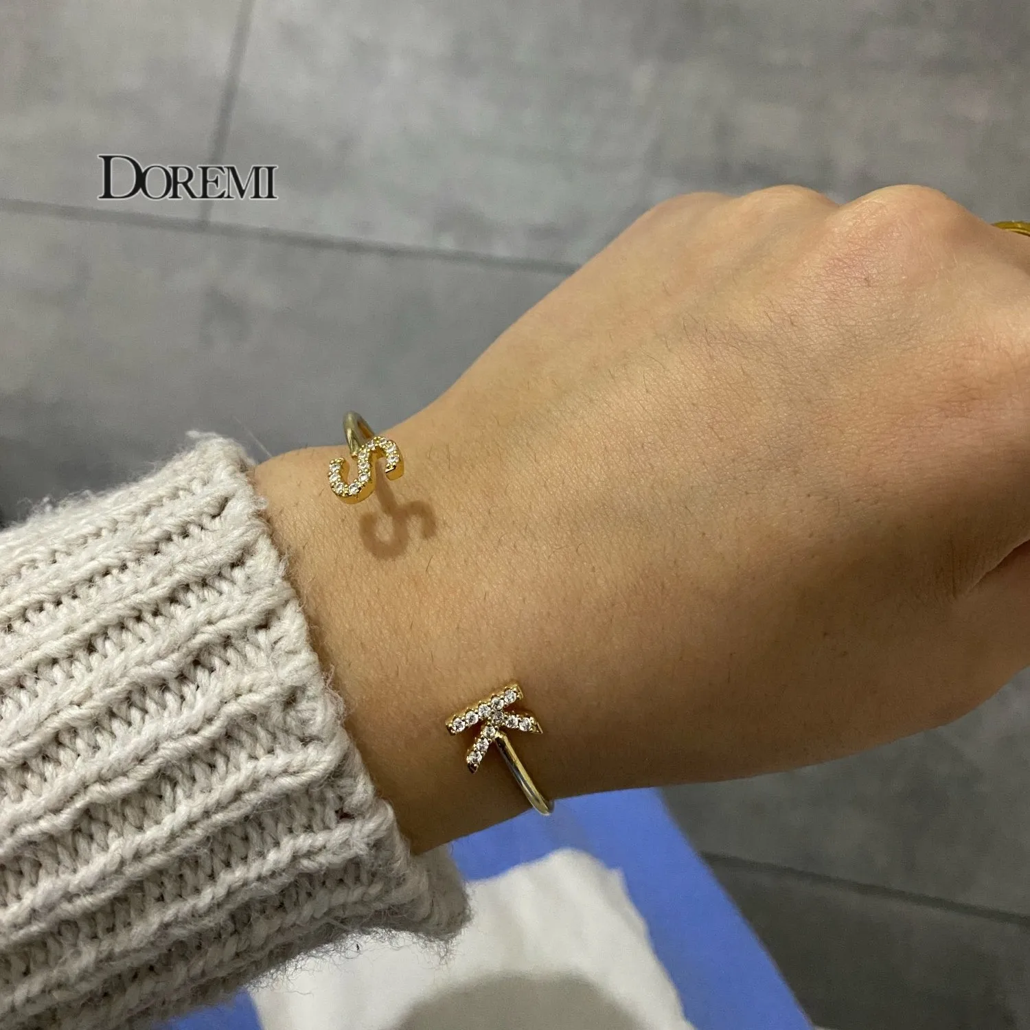 DOREMI Custom Letter สร้อยข้อมือกําไลข้อมือเด็ก Zirconia Pave การตั้งค่าเริ่มต้นสร้อยข้อมือเด็กและผู้ใหญ่ขนาดที่ไม่ซ้ํากัน Cuff เครื่องประดับ