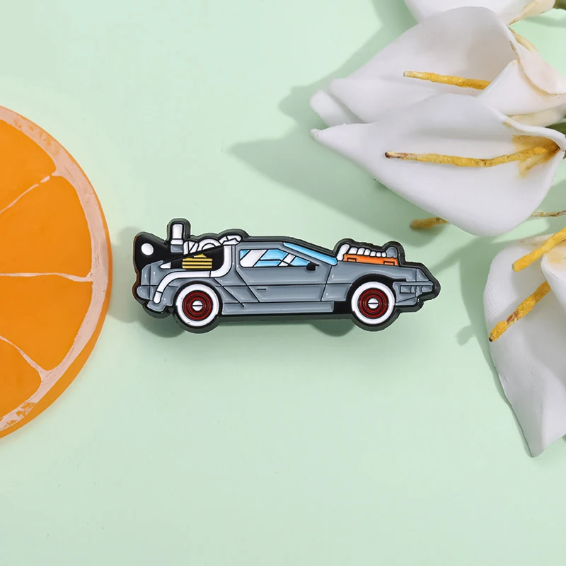 Retro การ์ตูนกีฬารถ Enamel Pin นิยายวิทยาศาสตร์ภาพยนตร์แรงบันดาลใจรถเข็มกลัดเสื้อ Lapel Badge ของขวัญเครื่องประดับสําหรับเพื่อน