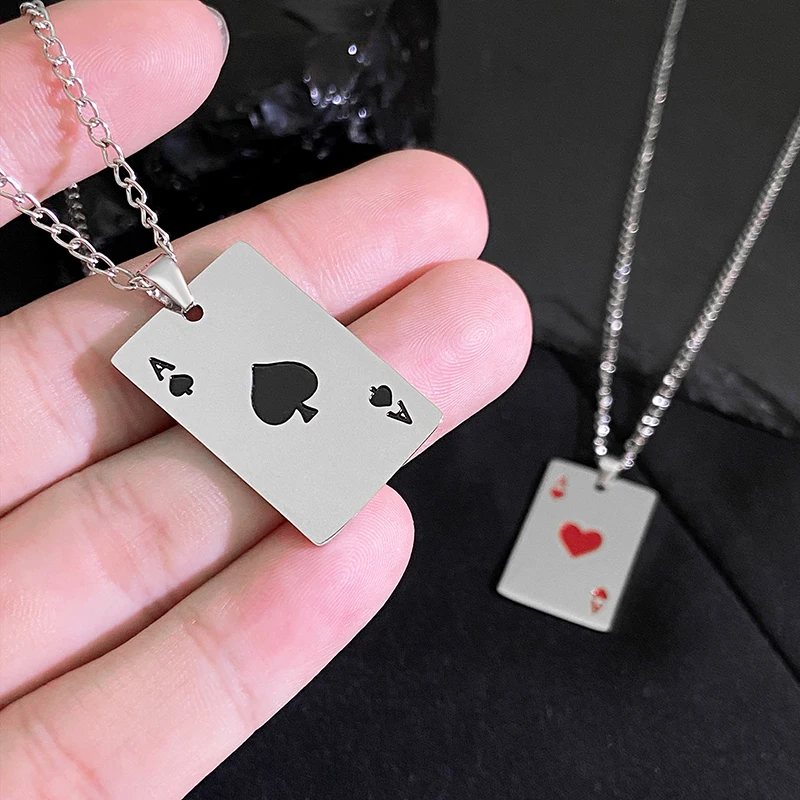 Collana decorativa in acciaio inossidabile con carta da gioco semplice e alla moda, adatta per viaggi quotidiani in feste e gioielli alla moda