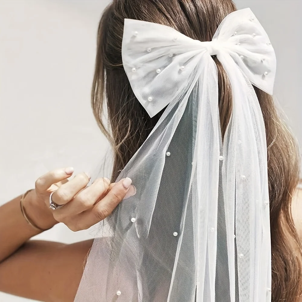 ผ้าคลุมหน้าเจ้าสาวที่หรูหราพร้อมไข่มุกเทียมสีขาว Tulle Clip-on อุปกรณ์จัดงานแต่งงาน