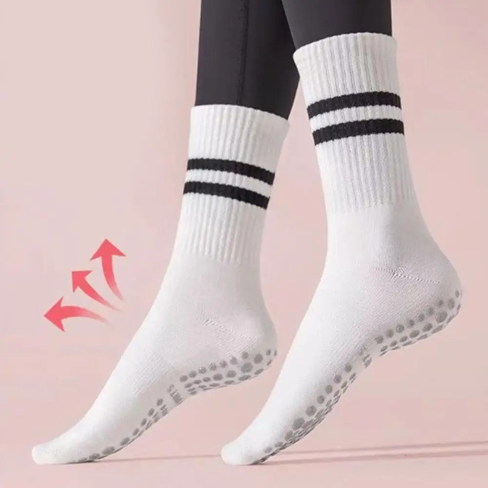 8 สีกีฬาถุงเท้าผ้าฝ้ายกลางด้านล่าง Professional Non-SLIP ซิลิโคนฟิตเนสในร่มถุงเท้ายิมเต้นรําพิลาทิสโยคะถุงเท้า