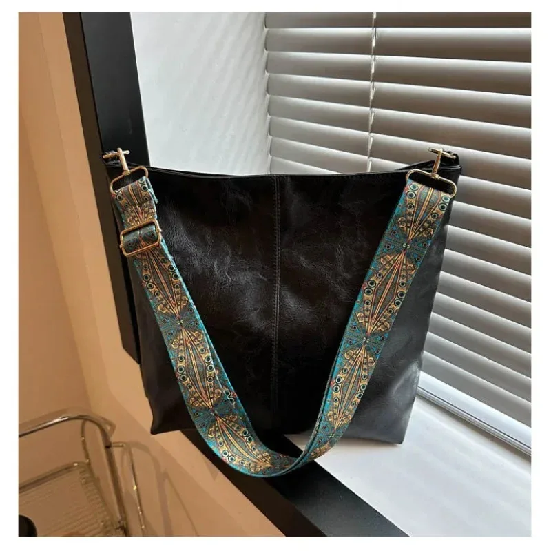 Nieuwe retro en modieuze PU-schoudertas voor dames, crossbodytas met grote capaciteit, casual en eenvoudige emmertas voor woon-werkverkeer