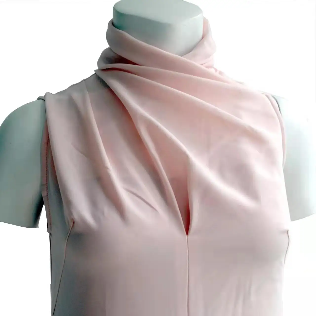 alfaiate vestido formal de crepe rosa pálido com gola franzida e sem mangas
