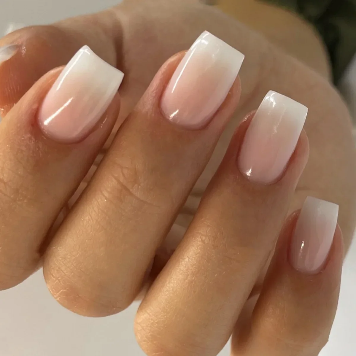 Juego de Uñas Postizas Brillantes Ovaladas Cortas con Brillo y Gradiente Francés, Puntas de Uñas Reutilizables de Cobertura Completa con Pegamento para Mujeres y Niñas