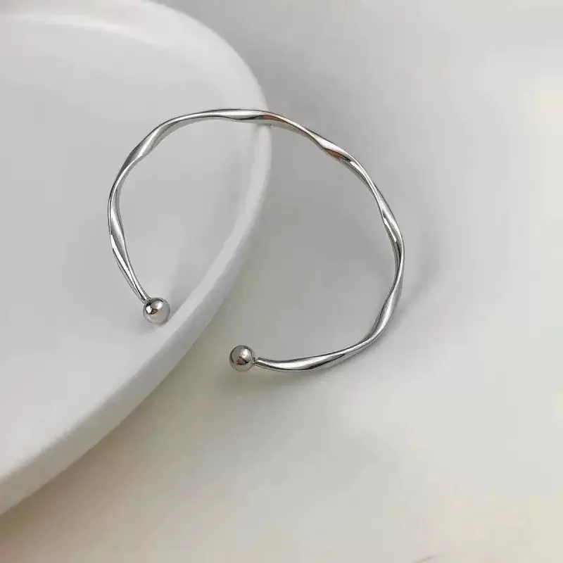 2025 nueva moda creativa diseño único estilo minimalista geométrico doblado forma pulsera ajustable, adecuada para madres se