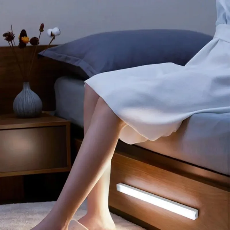 Bezprzewodowa lampka nocna LED z czujnikiem ruchu, ładowana przez Type-C, do szafek, garderoby, podświetlenie kuchni, schodów, sypialni.