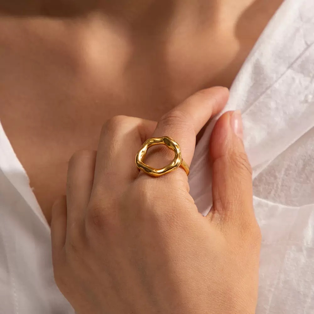 Cette bague de réglage d'ouverture géométrique à large bord de haute qualité et à la mode avec or galvanisé et design minimaliste est Perf