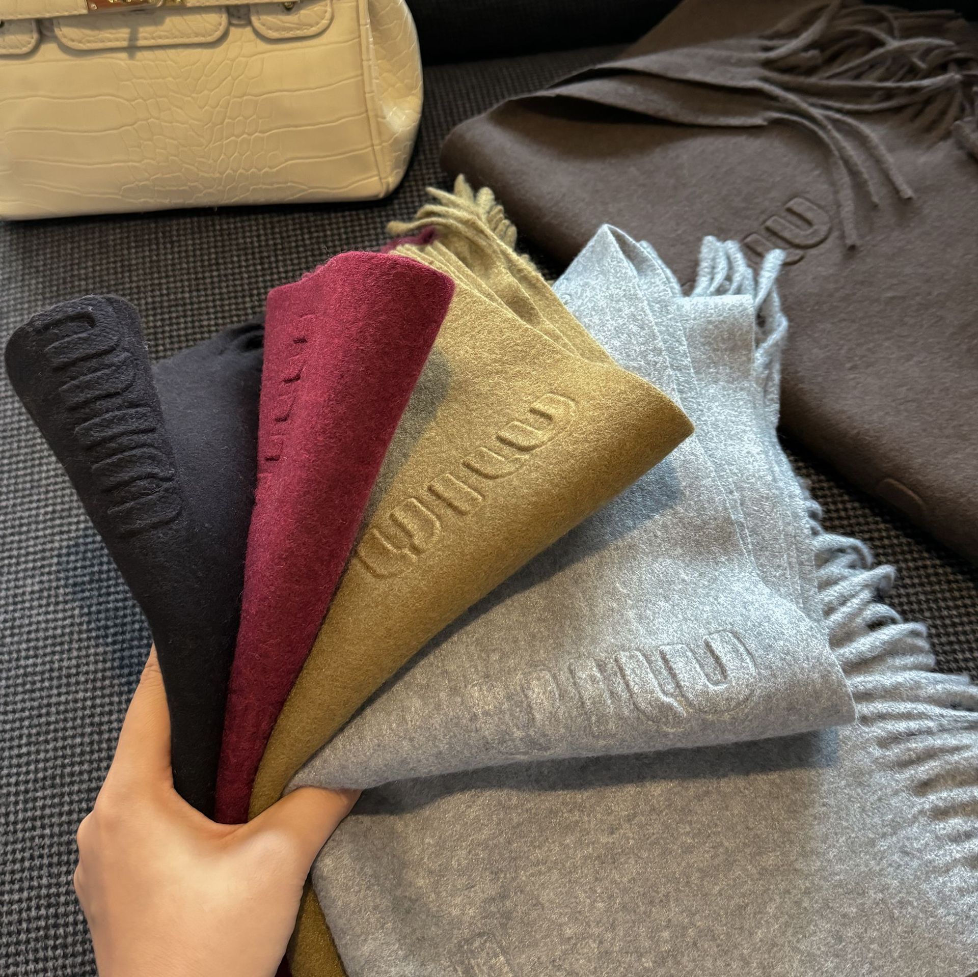 Bufanda de lana de mezcla de diseño a la moda para mujer, silenciador cálido Simple en relieve, nuevo tipo de imitación de Cachemira, chal grueso con flecos para mujer