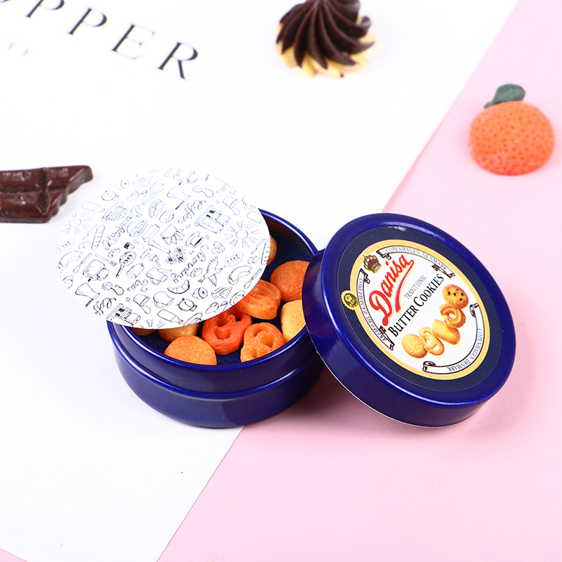 1 ชิ้น 1/12 Dollhouse Miniature ภาษาสวีดิชคําคุกกี้กล่องดีบุกสีฟ้าชุดอุปกรณ์ครัวสําหรับตุ๊กตา House Decor ของเล่นเด็กของขวัญ