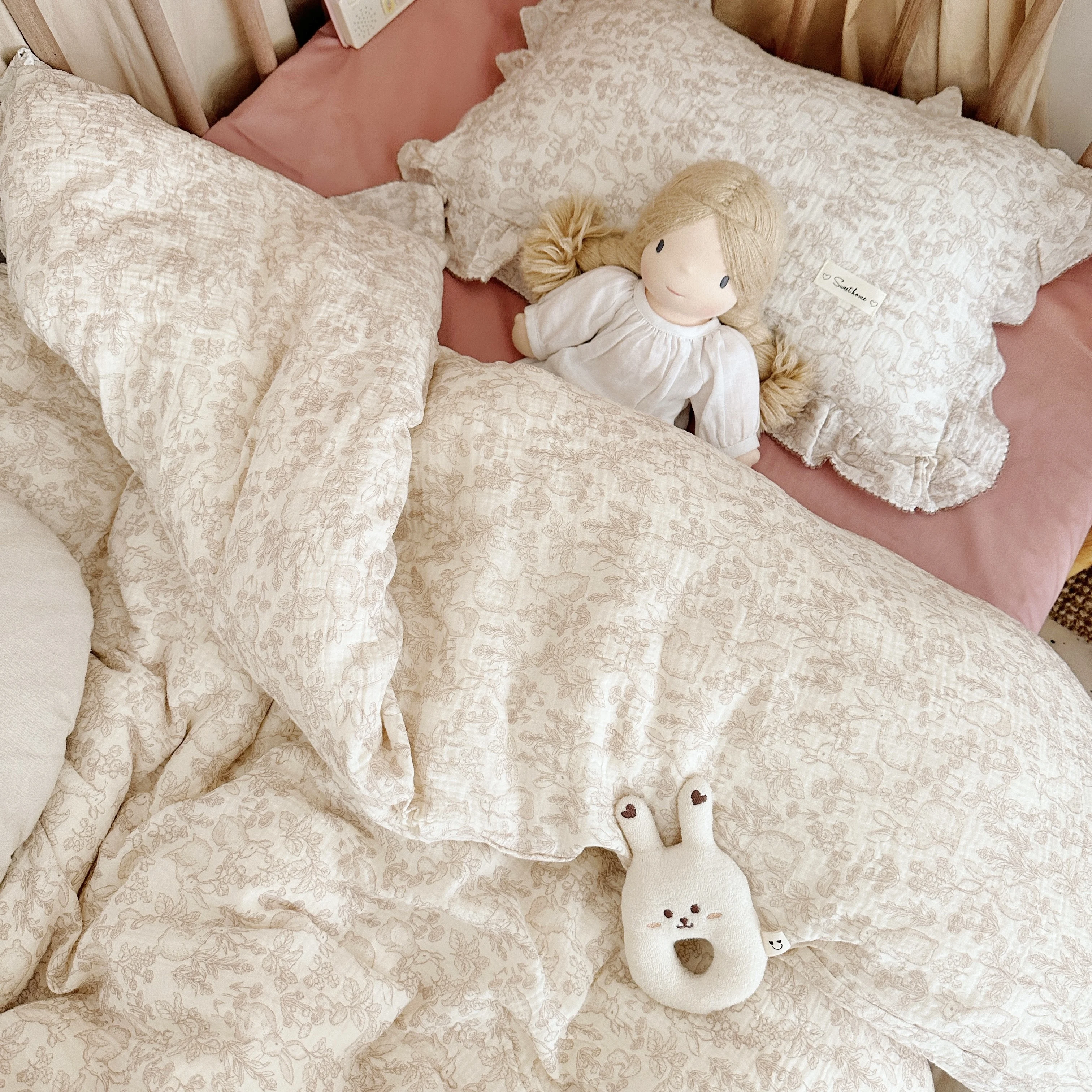 Hàn Quốc Bé Gái Cũi Bộ Chăn Ga Gối Thỏ Hoa Hồng Anh Đào In Hoa Cotton Muslin Cốt Chăn Ga Gối Bộ Túi Đựng Chăn Ga Áo Gối Chần Gòn