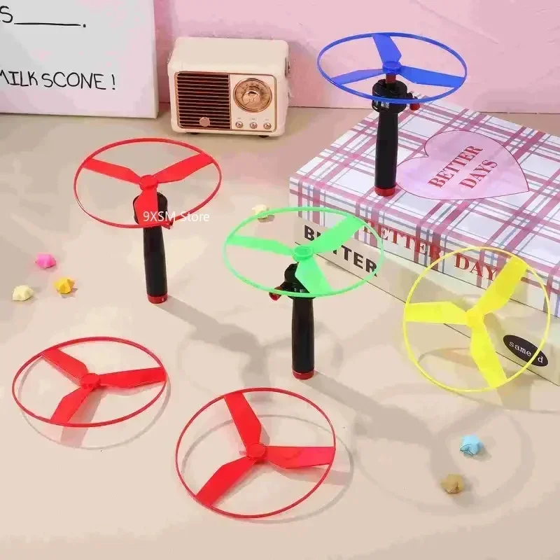 1pc 子供プルストリングフライングディスクプロペラヘリコプター屋外おもちゃ楽しいゲームスポーツフライングスピントップ子供の開発おもちゃ