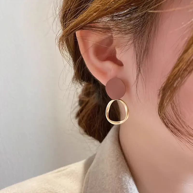 สีน้ําตาลเรขาคณิตรอบ Dangle ต่างหู Vintage Matte Drop ต่างหูสําหรับผู้หญิงหญิงชีวิตประจําวันเครื่องประดับหูสาวนักเรียนของขวัญ