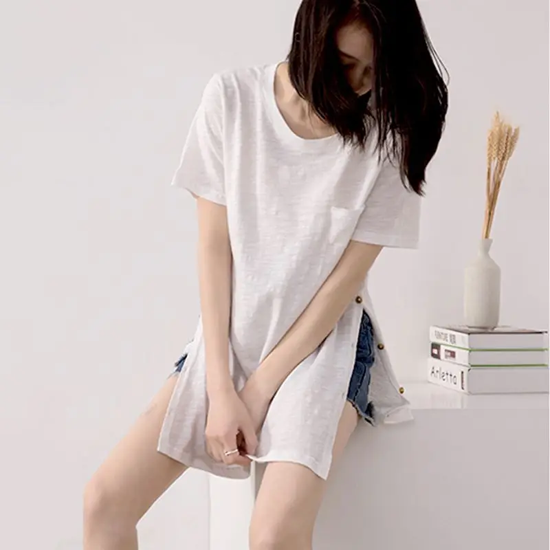 女性用半袖スリットTシャツ,白い綿のベースシャツ,ボタン付きオープントップ,ミドル丈